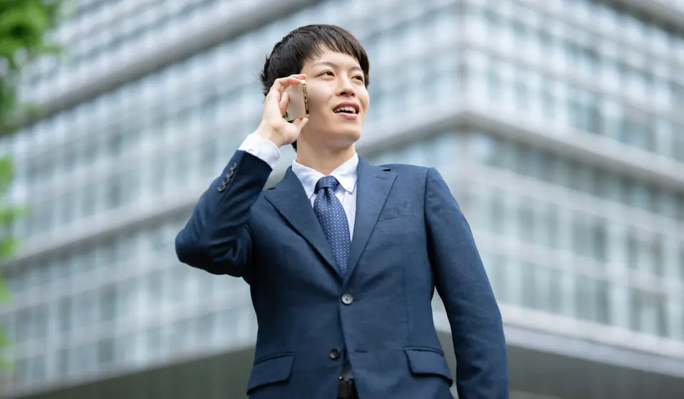 外出先で会社の電話番号を利用するビジネスパーソン