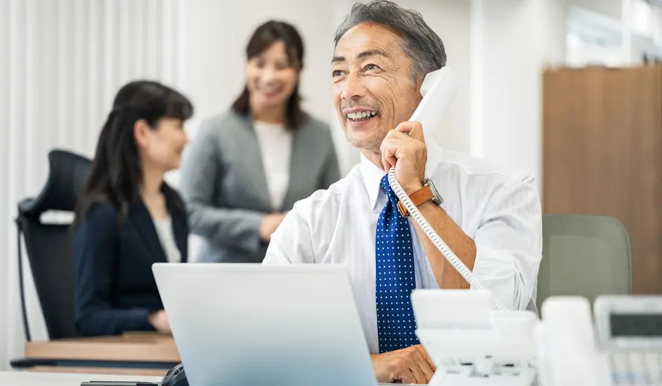 固定電話番号で発信するスタッフ