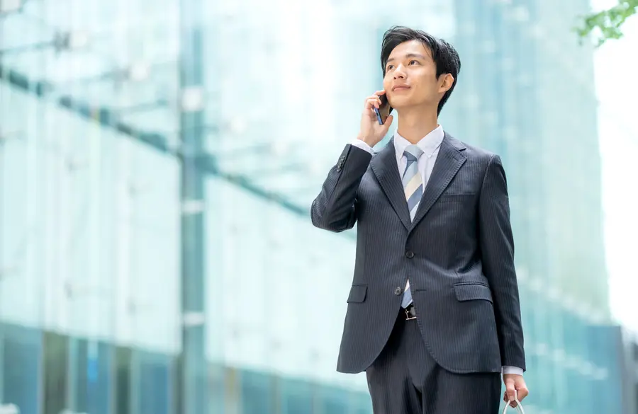 外出先で電話をする営業スタッフ